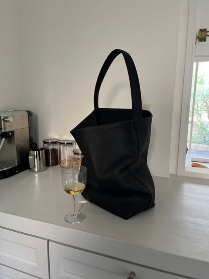 [再入荷調整中] Curve Leather Bucket Bag