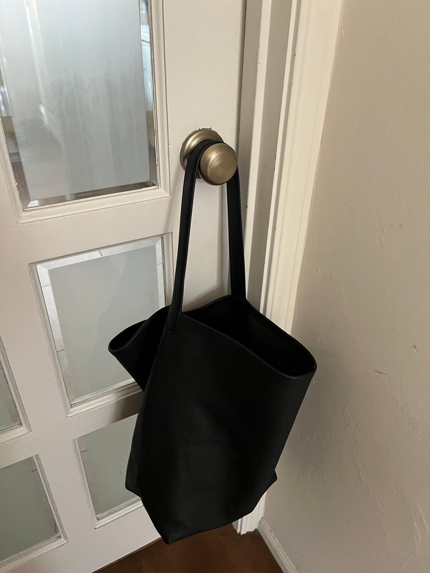 [再入荷調整中] Curve Leather Bucket Bag