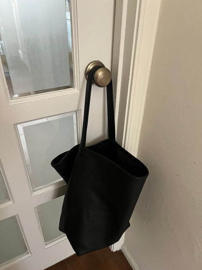 [再入荷調整中] Curve Leather Bucket Bag