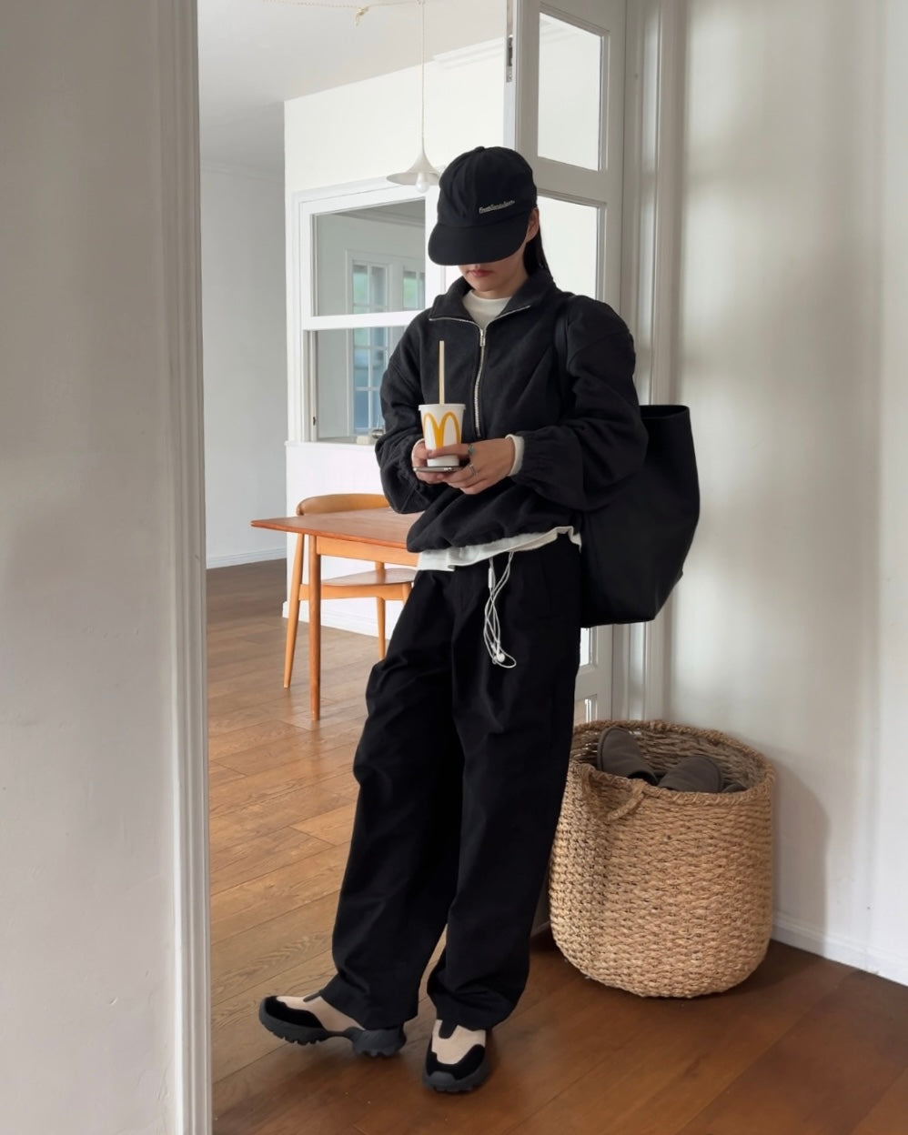 [再入荷調整中] Curve Leather Bucket Bag