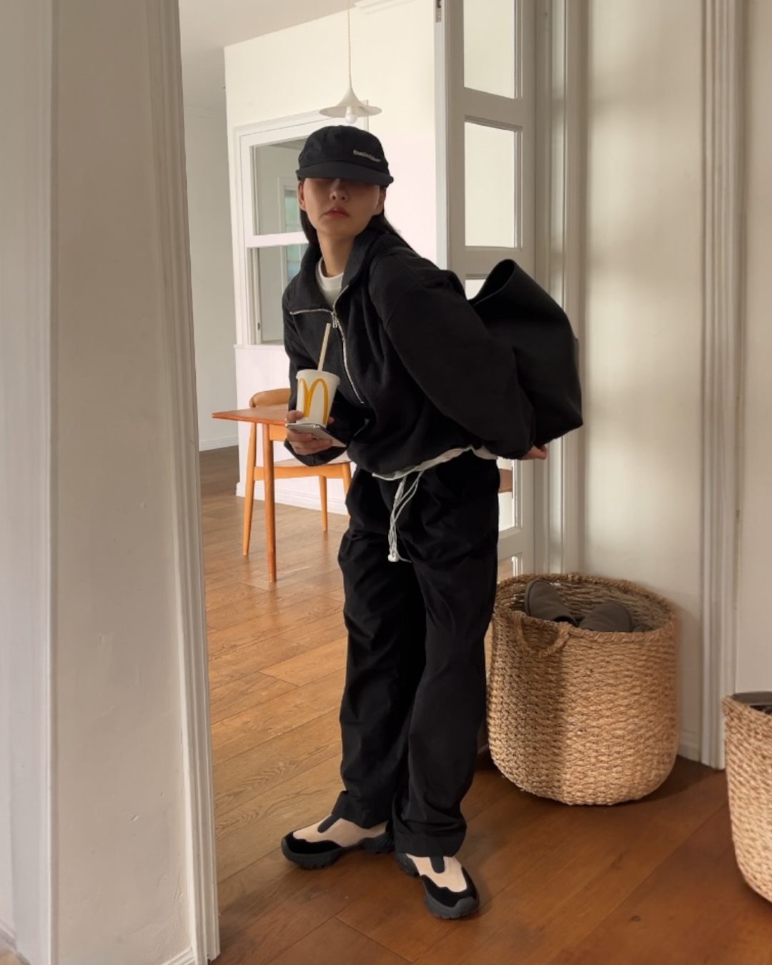 [再入荷調整中] Curve Leather Bucket Bag