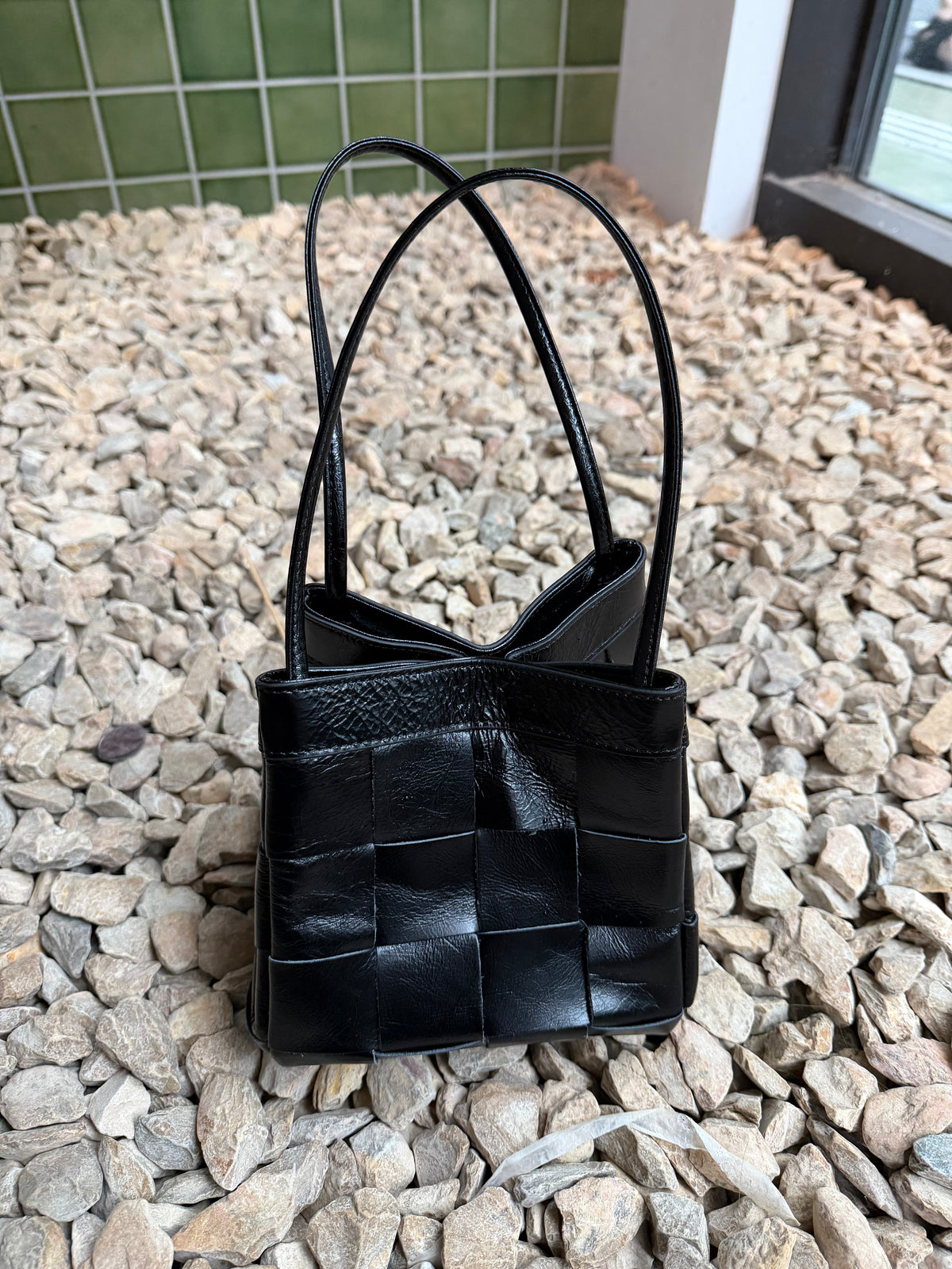 [9/17new] grid leather bag 10月中旬～下旬入荷
