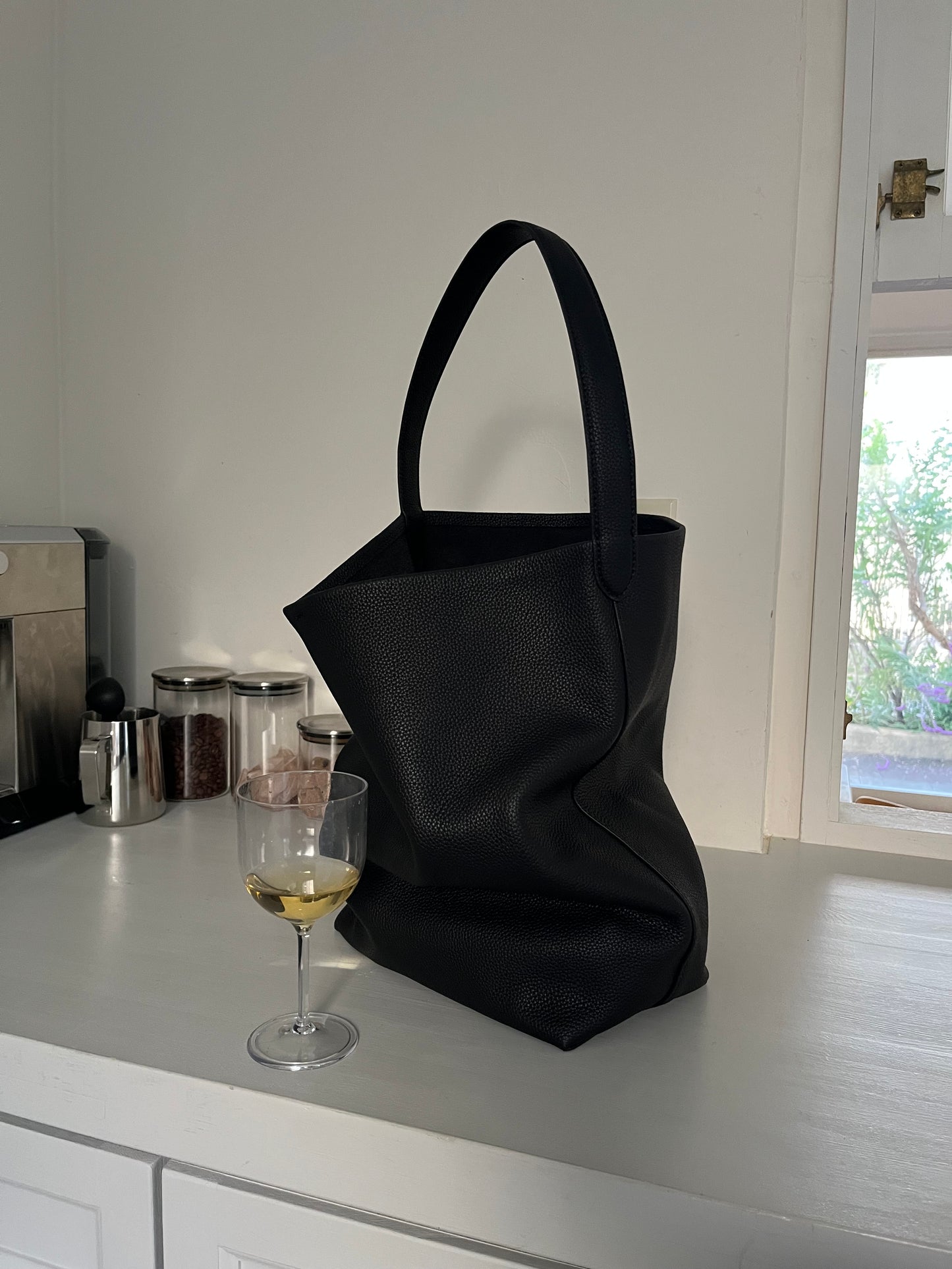 [再入荷調整中] Curve Leather Bucket Bag